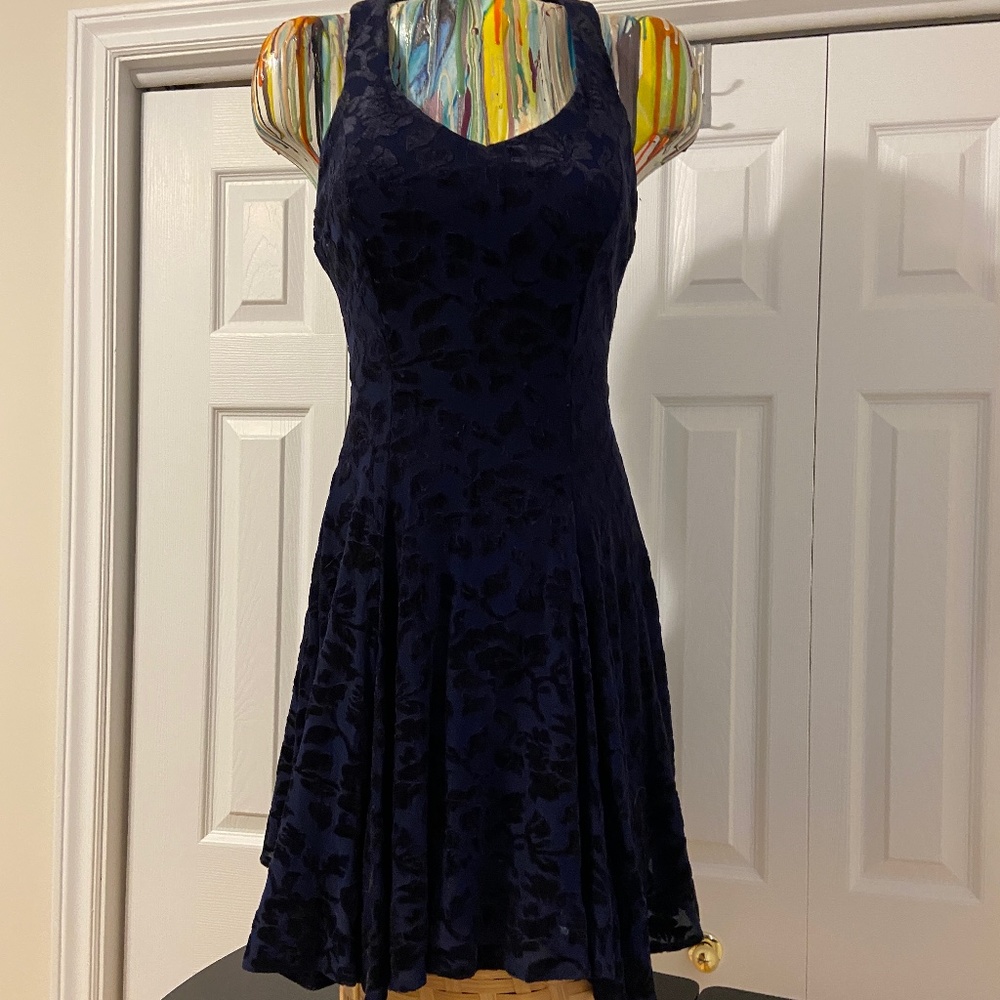 SUSAN ROSELLI for VIJACK  Embossed Velvet Cocktail Dress - size Small